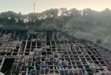 Atap rumah warga rusak parah dan hangus akibat peristiwa kebakaran di area perbukitan.