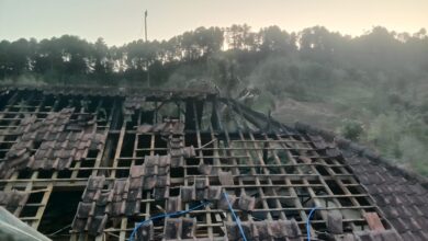 Atap rumah warga rusak parah dan hangus akibat peristiwa kebakaran di area perbukitan.