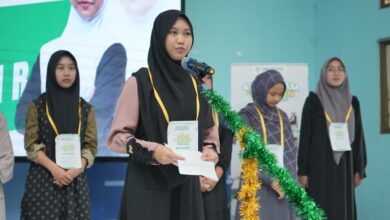 Seorang siswi peserta Duta Star Week 2026 di SMK Mutual Kota Magelang sedang menyampaikan orasi visi-misi di depan mikrofon pada penutupan MPLS Ramah 2026.