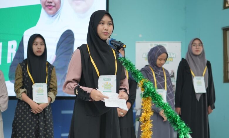 Seorang siswi peserta Duta Star Week 2026 di SMK Mutual Kota Magelang sedang menyampaikan orasi visi-misi di depan mikrofon pada penutupan MPLS Ramah 2026.