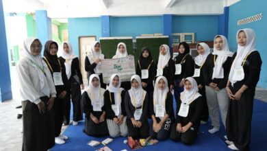 Para siswi baru SMK Mutual Kota Magelang menunjukkan karya peta konsep saat kegiatan MPLS RAMAH 2026.