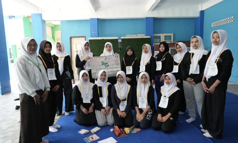 Para siswi baru SMK Mutual Kota Magelang menunjukkan karya peta konsep saat kegiatan MPLS RAMAH 2026.