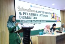 Pembicara memberikan sambutan dalam acara Internalisasi Kampus Inklusif dan Pelatihan Layanan Disabilitas bagi Dosen dan Tendik Unimus.