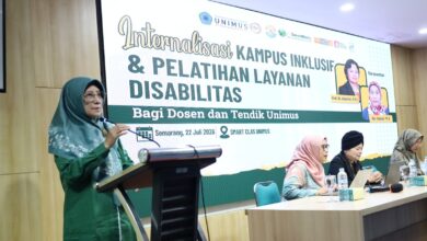 Pembicara memberikan sambutan dalam acara Internalisasi Kampus Inklusif dan Pelatihan Layanan Disabilitas bagi Dosen dan Tendik Unimus.