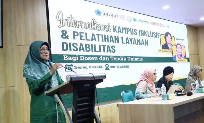 Pembicara memberikan sambutan dalam acara Internalisasi Kampus Inklusif dan Pelatihan Layanan Disabilitas bagi Dosen dan Tendik Unimus.