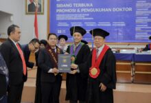 Penyerahan ijazah atau dokumen kelulusan pada acara Sidang Terbuka Promosi dan Pengukuhan Doktor Program Studi Doktor Ilmu Hukum UMS.