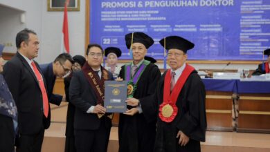 Penyerahan ijazah atau dokumen kelulusan pada acara Sidang Terbuka Promosi dan Pengukuhan Doktor Program Studi Doktor Ilmu Hukum UMS.