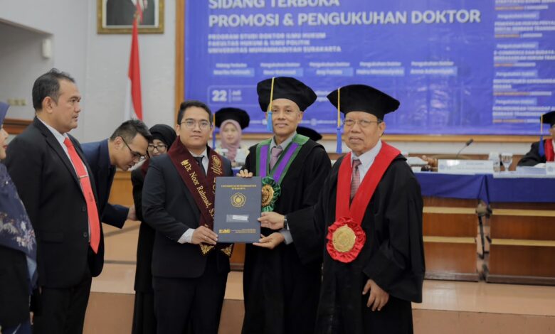 Penyerahan ijazah atau dokumen kelulusan pada acara Sidang Terbuka Promosi dan Pengukuhan Doktor Program Studi Doktor Ilmu Hukum UMS.
