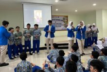 Siswa SD UMP mempraktikkan cara cuci tangan pakai sabun dalam kegiatan edukasi pencegahan kecacingan yang dipandu mahasiswa Universitas Muhammadiyah Purwokerto.