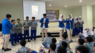Siswa SD UMP mempraktikkan cara cuci tangan pakai sabun dalam kegiatan edukasi pencegahan kecacingan yang dipandu mahasiswa Universitas Muhammadiyah Purwokerto.