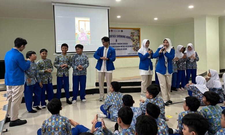 Siswa SD UMP mempraktikkan cara cuci tangan pakai sabun dalam kegiatan edukasi pencegahan kecacingan yang dipandu mahasiswa Universitas Muhammadiyah Purwokerto.