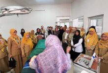 Rombongan guru BK Temanggung dan Wonosobo mendengarkan penjelasan di Laboratorium Anestesiologi Akademi Kesehatan Muhammadiyah Temanggung (AKMT) saat kegiatan Laboratory Tour.