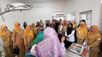 Rombongan guru BK Temanggung dan Wonosobo mendengarkan penjelasan di Laboratorium Anestesiologi Akademi Kesehatan Muhammadiyah Temanggung (AKMT) saat kegiatan Laboratory Tour.