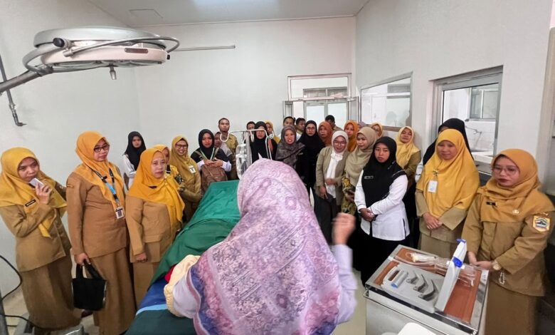 Rombongan guru BK Temanggung dan Wonosobo mendengarkan penjelasan di Laboratorium Anestesiologi Akademi Kesehatan Muhammadiyah Temanggung (AKMT) saat kegiatan Laboratory Tour.