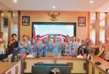 Rombongan dosen Ilmu Komunikasi UMS dan FISIP UNDIP foto bersama dalam kegiatan benchmarking di Ruang Sidang Senat FISIP UNDIP Semarang.