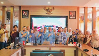 Rombongan dosen Ilmu Komunikasi UMS dan FISIP UNDIP foto bersama dalam kegiatan benchmarking di Ruang Sidang Senat FISIP UNDIP Semarang.
