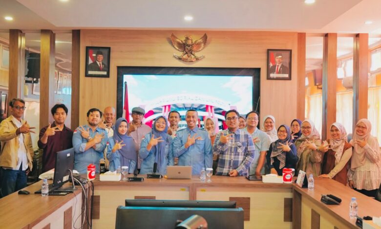 Rombongan dosen Ilmu Komunikasi UMS dan FISIP UNDIP foto bersama dalam kegiatan benchmarking di Ruang Sidang Senat FISIP UNDIP Semarang.