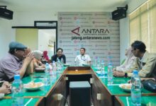Suasana pertemuan dan diskusi hangat antara tamu undangan dengan pimpinan serta staf LKBN Antara Biro Jawa Tengah di ruang rapat kantor.