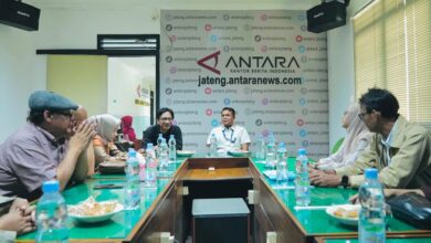 Suasana pertemuan dan diskusi hangat antara tamu undangan dengan pimpinan serta staf LKBN Antara Biro Jawa Tengah di ruang rapat kantor.