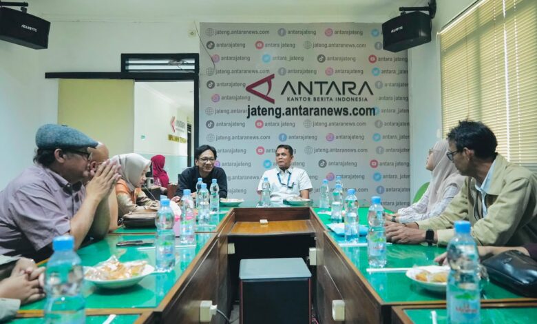 Suasana pertemuan dan diskusi hangat antara tamu undangan dengan pimpinan serta staf LKBN Antara Biro Jawa Tengah di ruang rapat kantor.