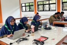 Siswa SMP dan SMA At-Tajdid Muhammadiyah Blora mengerjakan soal Olimpiade Bahasa Arab 2026 secara daring menggunakan laptop.