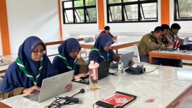 Siswa SMP dan SMA At-Tajdid Muhammadiyah Blora mengerjakan soal Olimpiade Bahasa Arab 2026 secara daring menggunakan laptop.