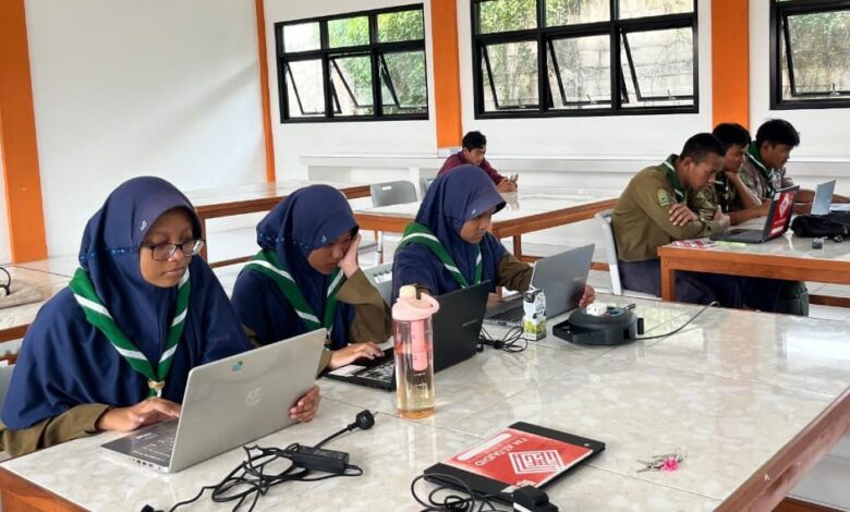 Siswa SMP dan SMA At-Tajdid Muhammadiyah Blora mengerjakan soal Olimpiade Bahasa Arab 2026 secara daring menggunakan laptop.