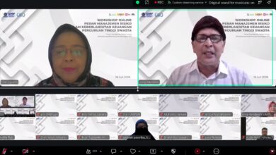 Tangkapan layar dari lokakarya online Zoom UMP yang menampilkan Prof. Dian Agustia dan penceramah lain yang membahas strategi keberlanjutan keuangan PTS melalui manajemen risiko yang efektif.