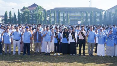 Jajaran pimpinan UMP foto bersama perwakilan mahasiswa peserta KKN UMP 2026 di Lapangan Mas Mansur.