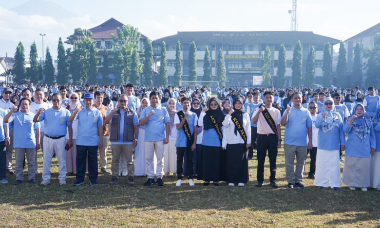 Jajaran pimpinan UMP foto bersama perwakilan mahasiswa peserta KKN UMP 2026 di Lapangan Mas Mansur.