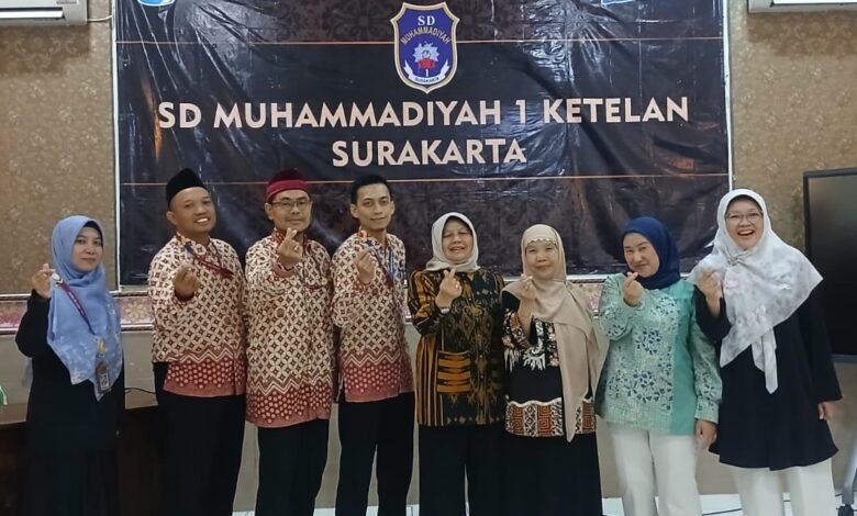 Tim riset UPI Bandung dan pihak SD Muhammadiyah 1 Surakarta saat tinjauan kurikulum koding dan sekolah dasar AI, serentak berfoto dengan pose jari 'love'.