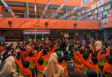 Siswa SD Muhammadiyah 1 Solo mengikuti Senam Anak Hebat merayakan Hari Anak Nasional 2026 di atrium sekolah yang penuh bendera.