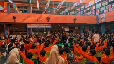 Siswa SD Muhammadiyah 1 Solo mengikuti Senam Anak Hebat merayakan Hari Anak Nasional 2026 di atrium sekolah yang penuh bendera.