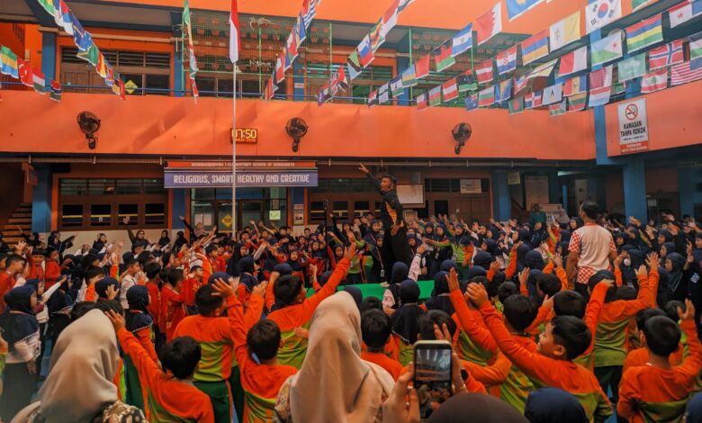 Siswa SD Muhammadiyah 1 Solo mengikuti Senam Anak Hebat merayakan Hari Anak Nasional 2026 di atrium sekolah yang penuh bendera.