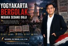 Poster grafis dengan tajuk Yogyakarta Bergolak Negara Sedang Diuji menampilkan foto Nashrul Mu'minin, S.Pd, C.PW di latar belakang aksi demonstrasi.