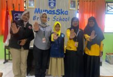 Ipda Sutarmi, AKP Winarsih, siswi SD Muhammadiyah 16 Surakarta, dan pihak sekolah memperagakan simbol "Stop Narkoba" dengan mengangkat lima jari terbuka saat edukasi modus narkoba anak.