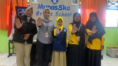 Ipda Sutarmi, AKP Winarsih, siswi SD Muhammadiyah 16 Surakarta, dan pihak sekolah memperagakan simbol "Stop Narkoba" dengan mengangkat lima jari terbuka saat edukasi modus narkoba anak.