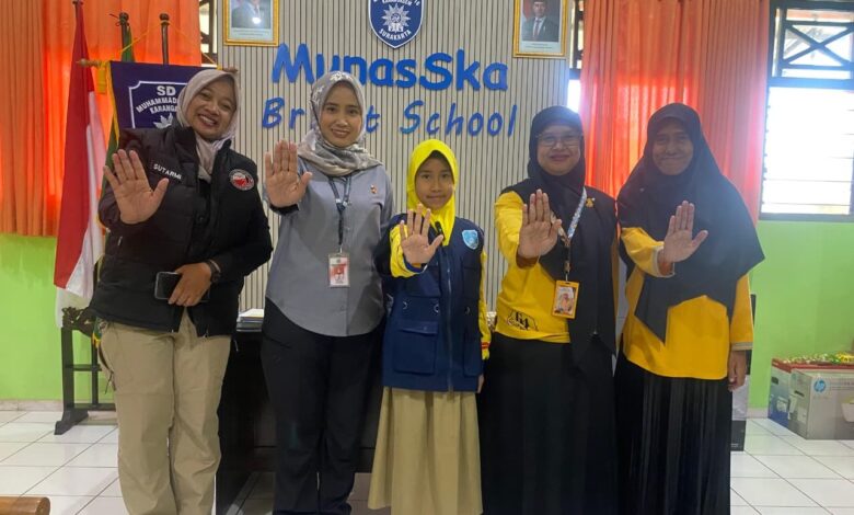 Ipda Sutarmi, AKP Winarsih, siswi SD Muhammadiyah 16 Surakarta, dan pihak sekolah memperagakan simbol "Stop Narkoba" dengan mengangkat lima jari terbuka saat edukasi modus narkoba anak.