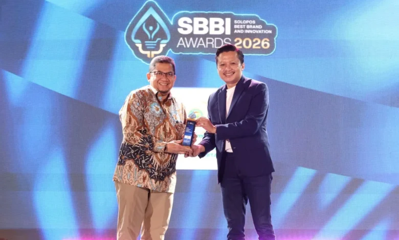 dr. Arief Budiman dari RS PKU Muhammadiyah Surakarta menerima penghargaan Best Hospital Digital Experience di SBBI Awards 2026.
