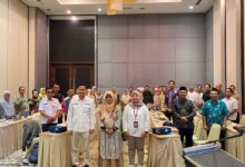 Sejumlah peserta forum berdiri berjejer di dalam ruangan aula hotel setelah mengikuti kegiatan rapat pleno resmi.