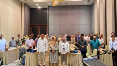 Sejumlah peserta forum berdiri berjejer di dalam ruangan aula hotel setelah mengikuti kegiatan rapat pleno resmi.