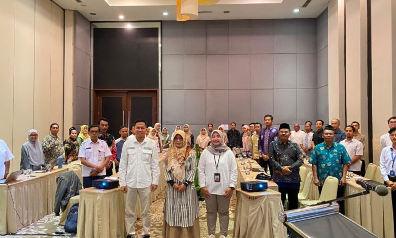 Sejumlah peserta forum berdiri berjejer di dalam ruangan aula hotel setelah mengikuti kegiatan rapat pleno resmi.