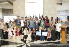 Peserta dan panitia Summer Camp FT UMS foto bersama pada Closing Ceremony di Gedung Induk Siti Walidah UMS Surakarta.