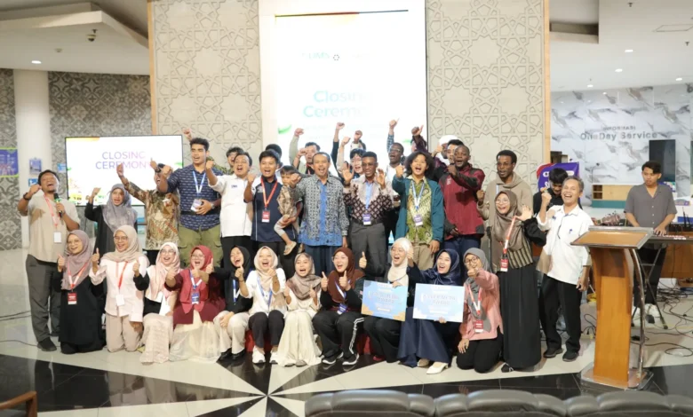 Peserta dan panitia Summer Camp FT UMS foto bersama pada Closing Ceremony di Gedung Induk Siti Walidah UMS Surakarta.