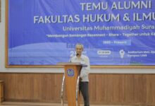 Ketua IKA FHIP UMS Helan Hanitia Herlambang memberikan sambutan dalam acara Temu Alumni FHIP UMS 2026 di podium Auditorium Moh Djazman UMS.