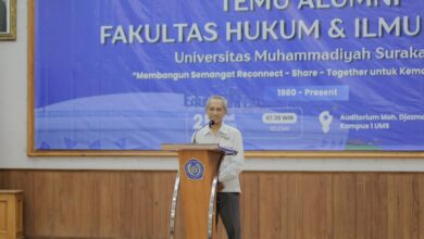 Ketua IKA FHIP UMS Helan Hanitia Herlambang memberikan sambutan dalam acara Temu Alumni FHIP UMS 2026 di podium Auditorium Moh Djazman UMS.