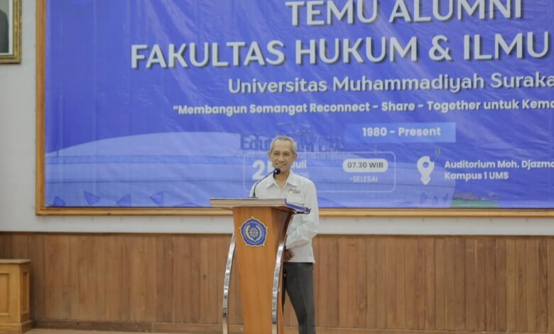 Ketua IKA FHIP UMS Helan Hanitia Herlambang memberikan sambutan dalam acara Temu Alumni FHIP UMS 2026 di podium Auditorium Moh Djazman UMS.