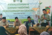 Pujiono S.Si. M.M. memberikan materi tips mendidik anak berkarakter dalam seminar parenting di MIM Grinting Nogosari