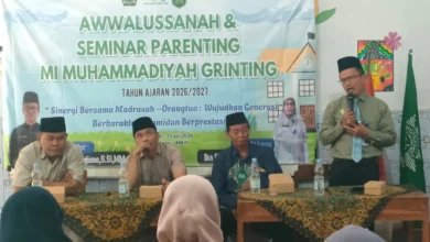 Pujiono S.Si. M.M. memberikan materi tips mendidik anak berkarakter dalam seminar parenting di MIM Grinting Nogosari