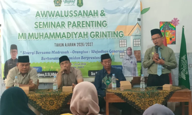 Pujiono S.Si. M.M. memberikan materi tips mendidik anak berkarakter dalam seminar parenting di MIM Grinting Nogosari
